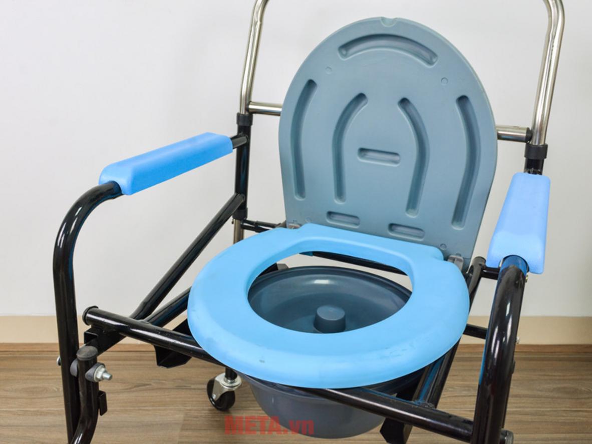 Để chân rộng rãi và điều chỉnh chiều cao giúp ngồi đứng an toàn hơn