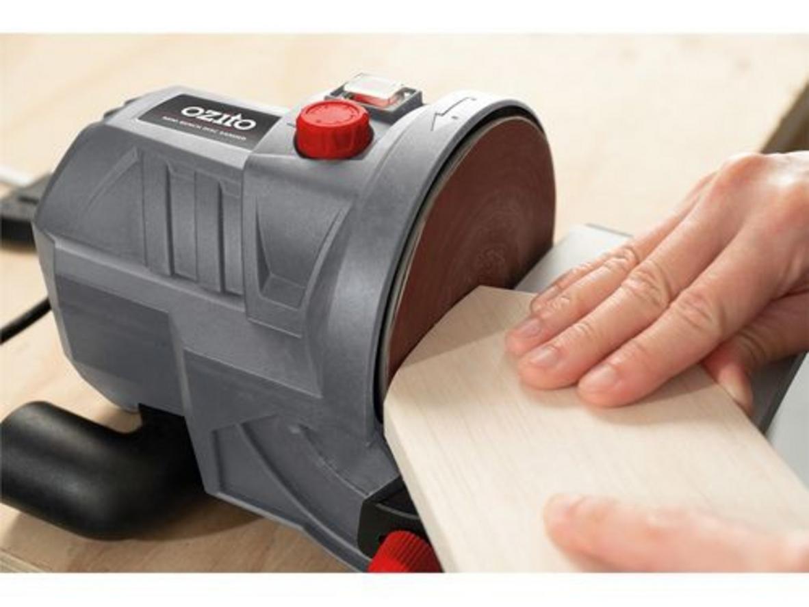 Chỉnh góc linh hoạt để chà cạnh xiên chính xác.