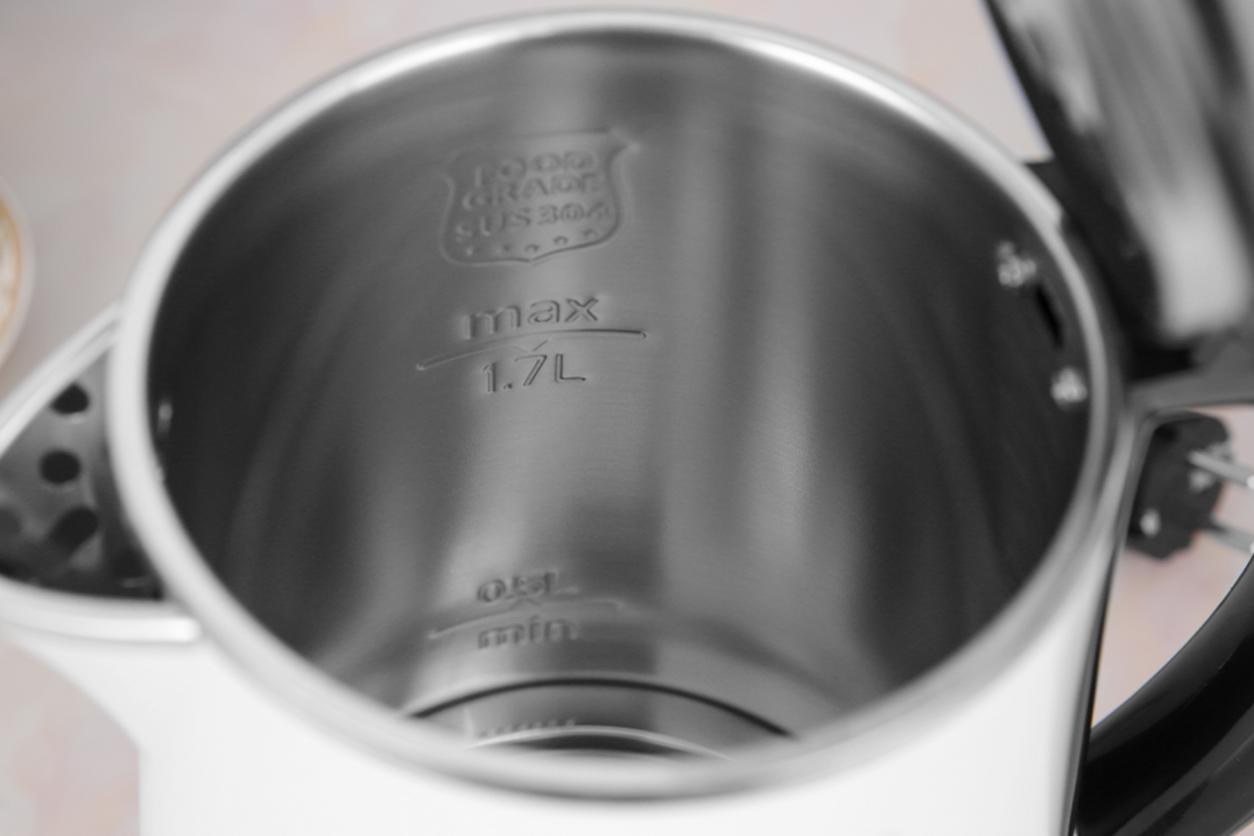 Ruột inox 304 và vỏ PP chịu nhiệt cho độ bền tốt hơn.