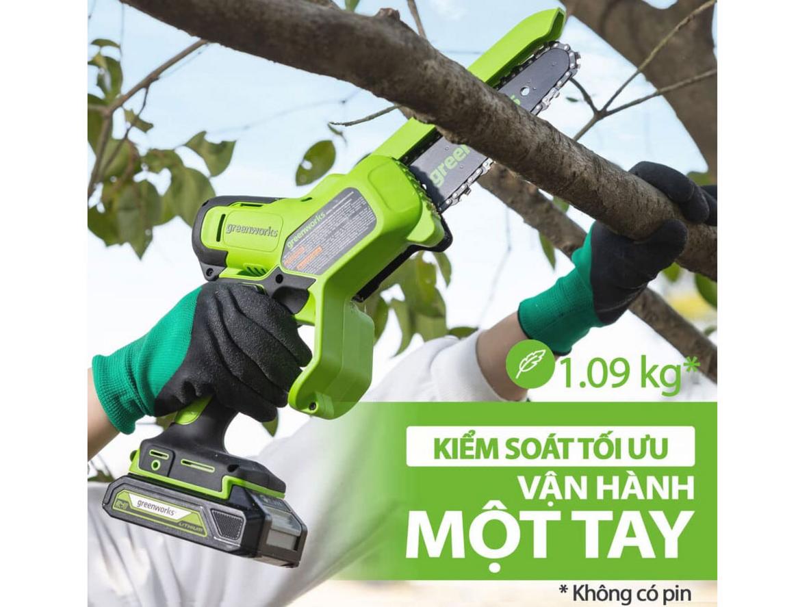 Lam 15cm và tốc độ xích cao giúp cắt tỉa nhanh, gọn.