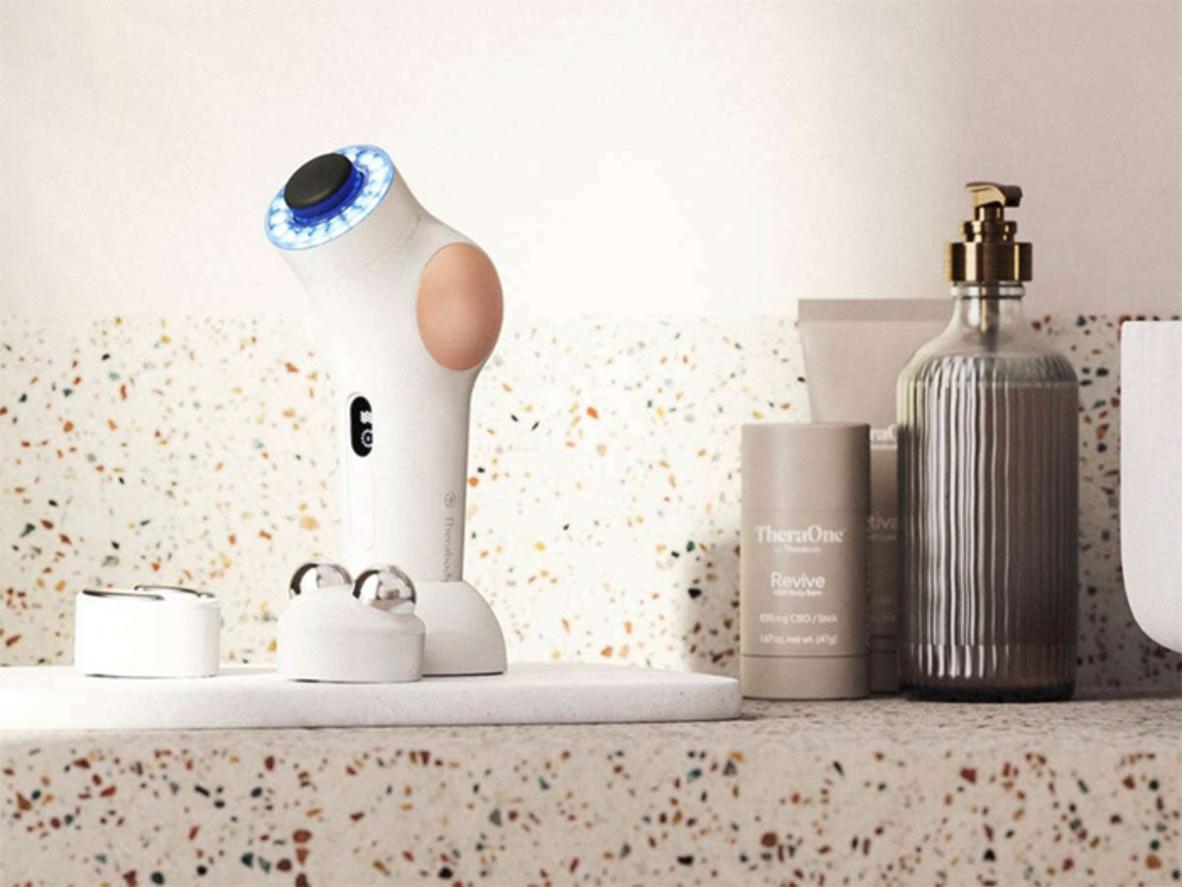 LED và làm sạch sâu hỗ trợ routine chăm da toàn diện.
