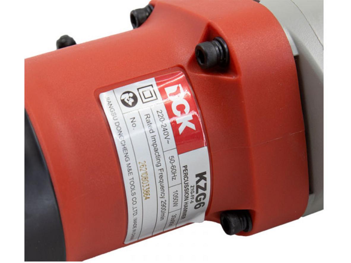 Lực đập mạnh giúp đục nhanh và đều hơn.