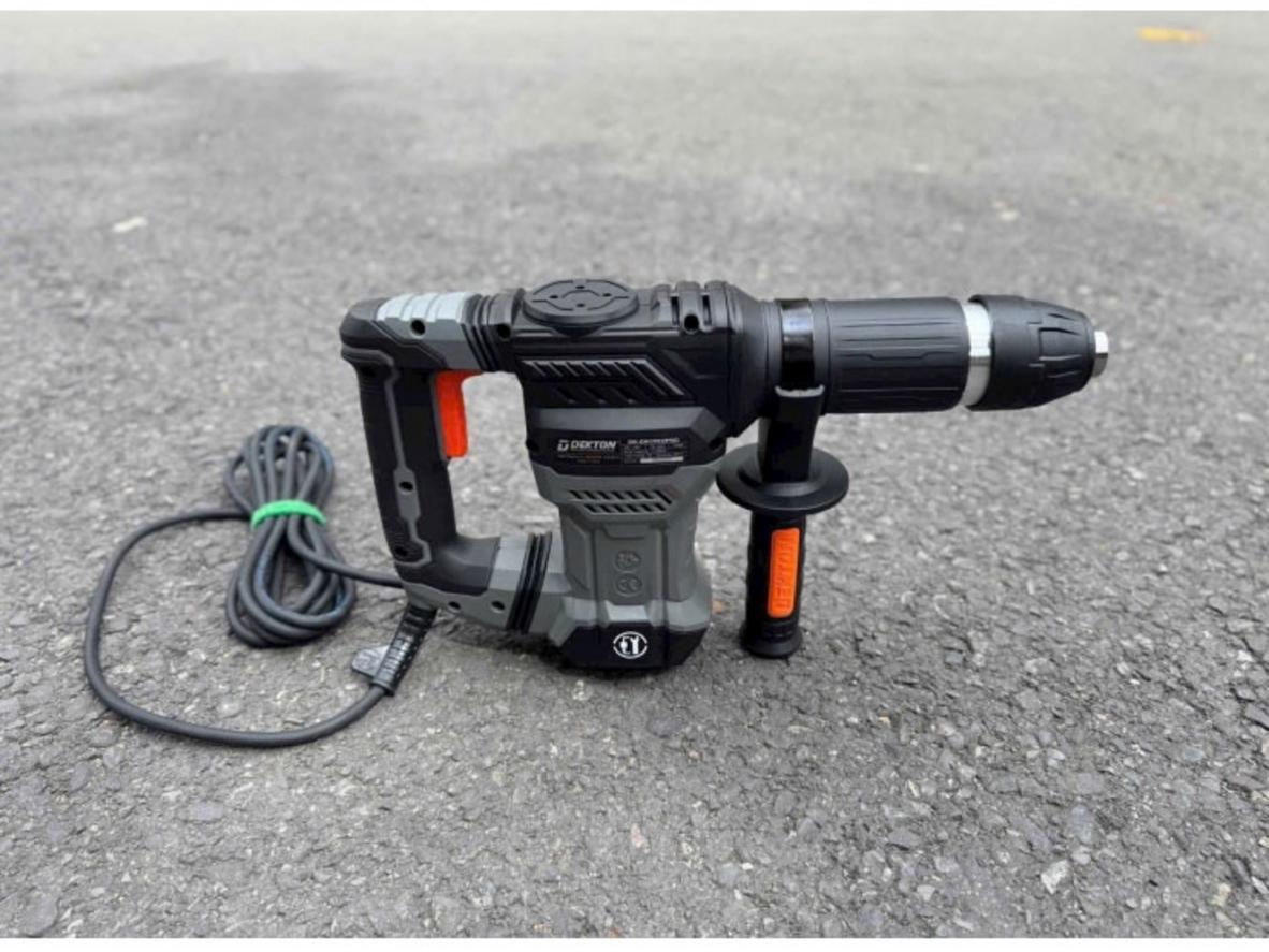 Lực đập 18J và 4.100 lần/phút giúp đục nhanh, phá gọn.