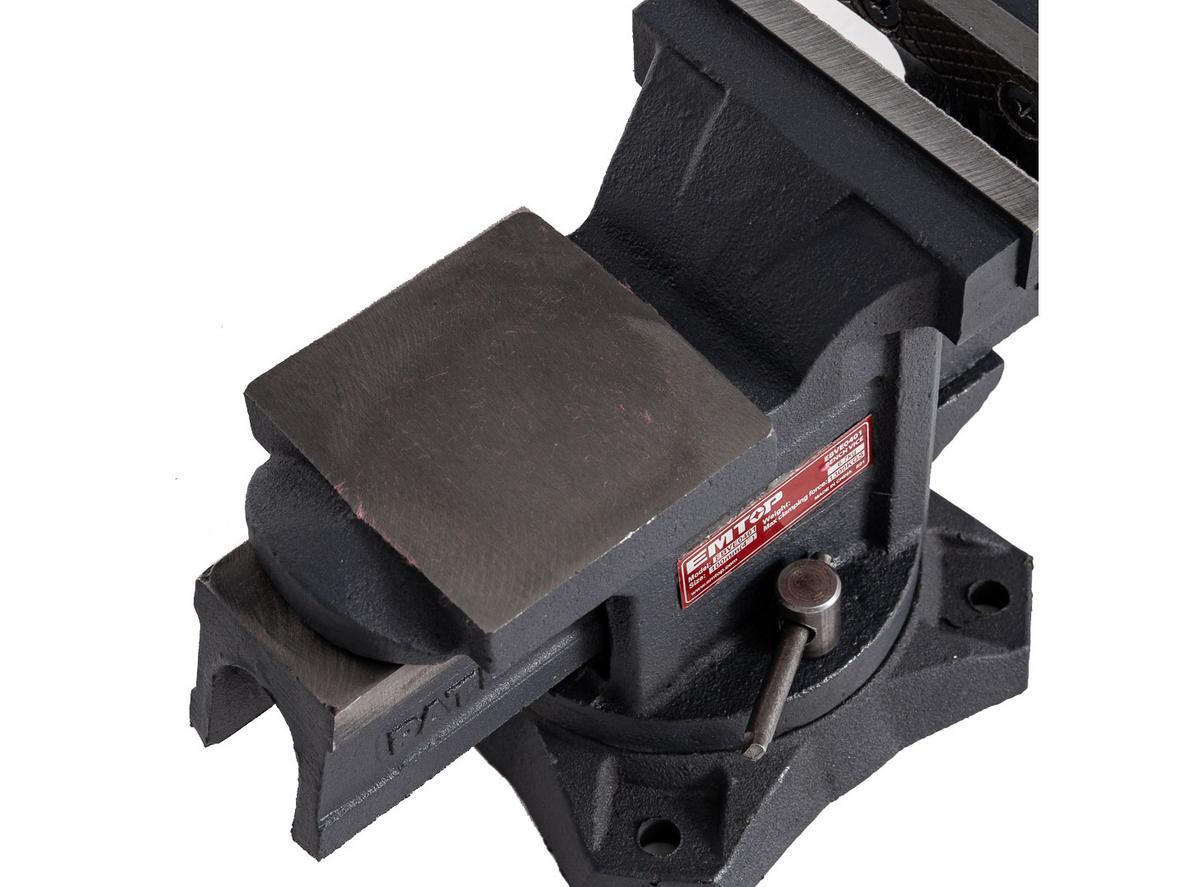 Lực kẹp 1.300kg giúp giữ phôi ổn định