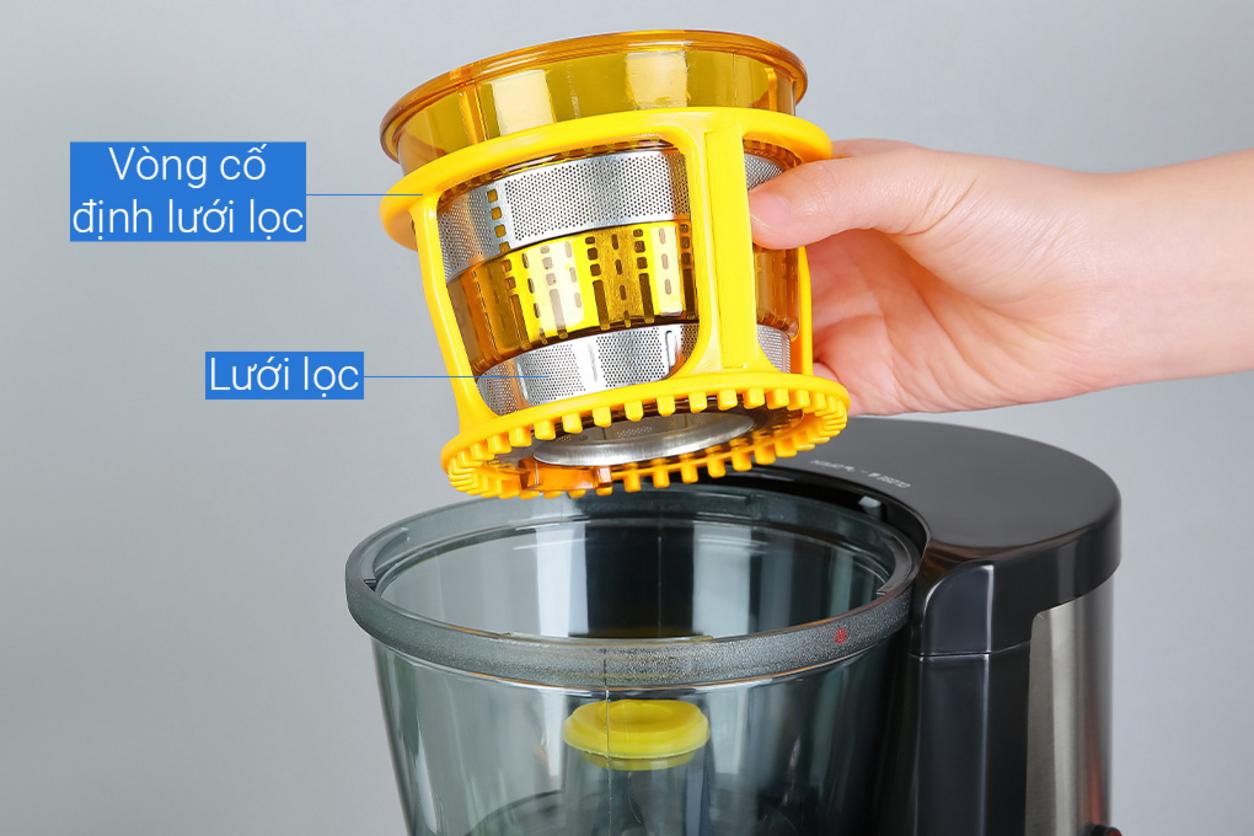 Lưới lọc thép không gỉ và cốc chứa 1 lít hỗ trợ ép mịn, gọn.