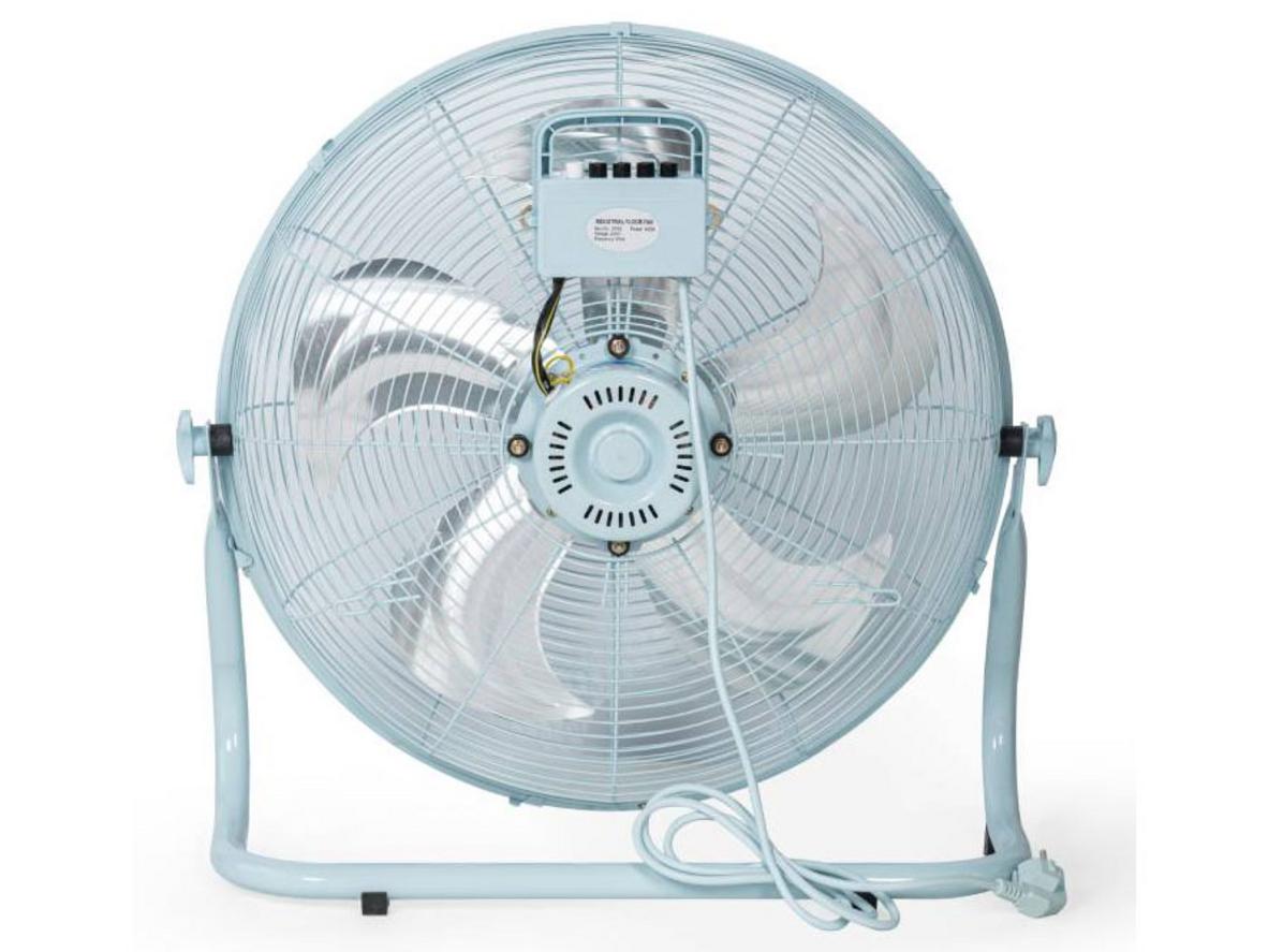 Luồng gió mạnh giúp làm mát nhanh không gian rộng