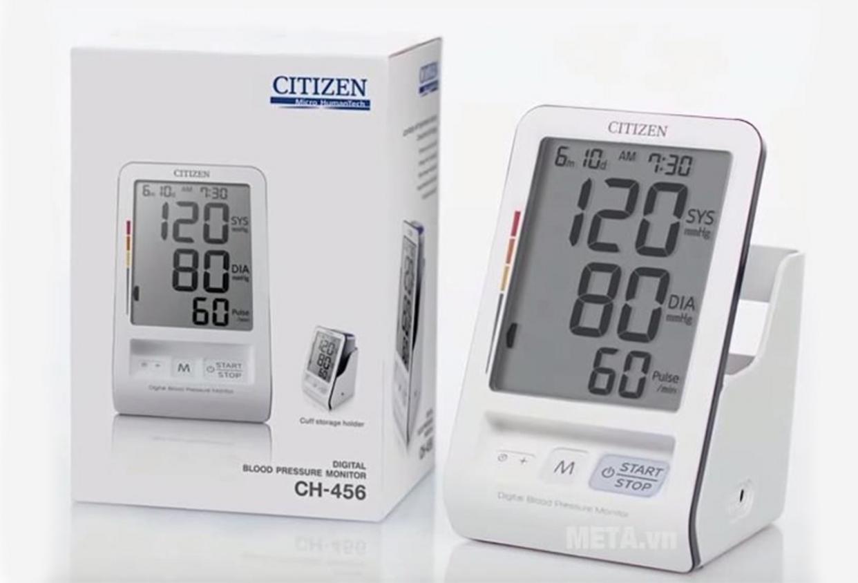 Màn hình LCD 4 inch hiển thị rõ ràng, thân thiện với người lớn tuổi.