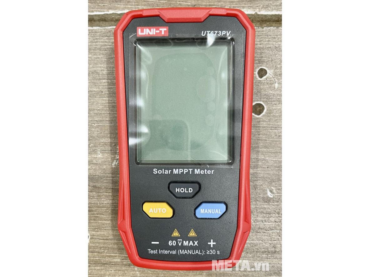 Màn hình LCD của UT673PV hiển thị thông số rõ ràng.