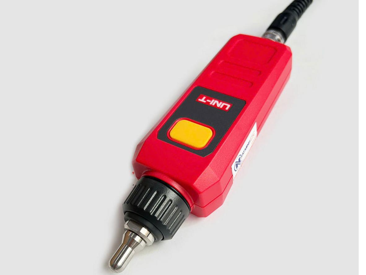 Màn hình TFT 2.4 inch và pin sạc Lithium tiện dụng