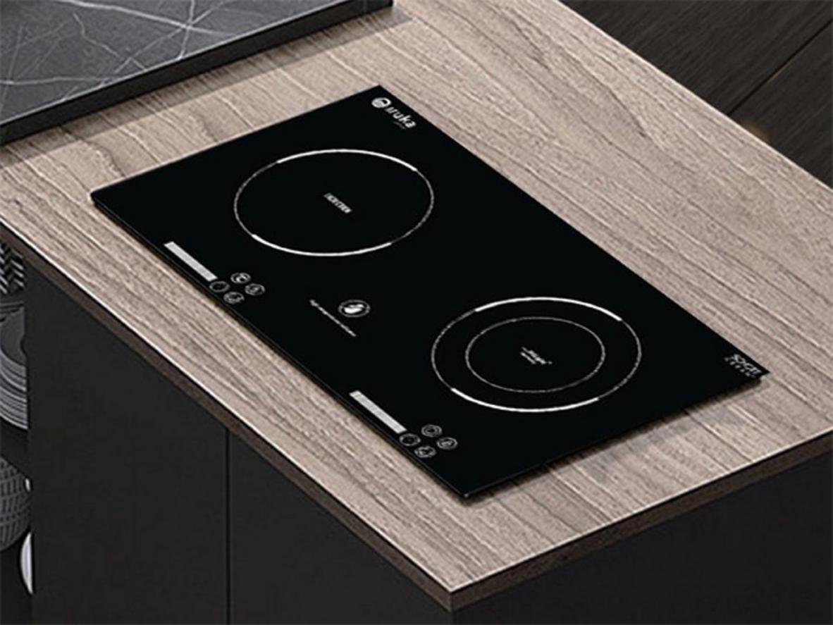 Mặt kính Ceramic và bảng cảm ứng dễ lau chùi, dễ dùng