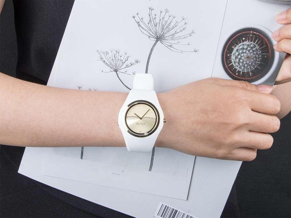 Mặt tròn 42.5mm nổi bật trên cổ tay nữ
