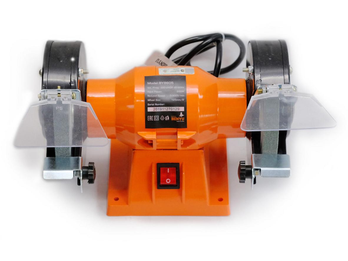 Công suất 200W và tốc độ ổn định giúp thao tác mài dễ kiểm soát hơn.