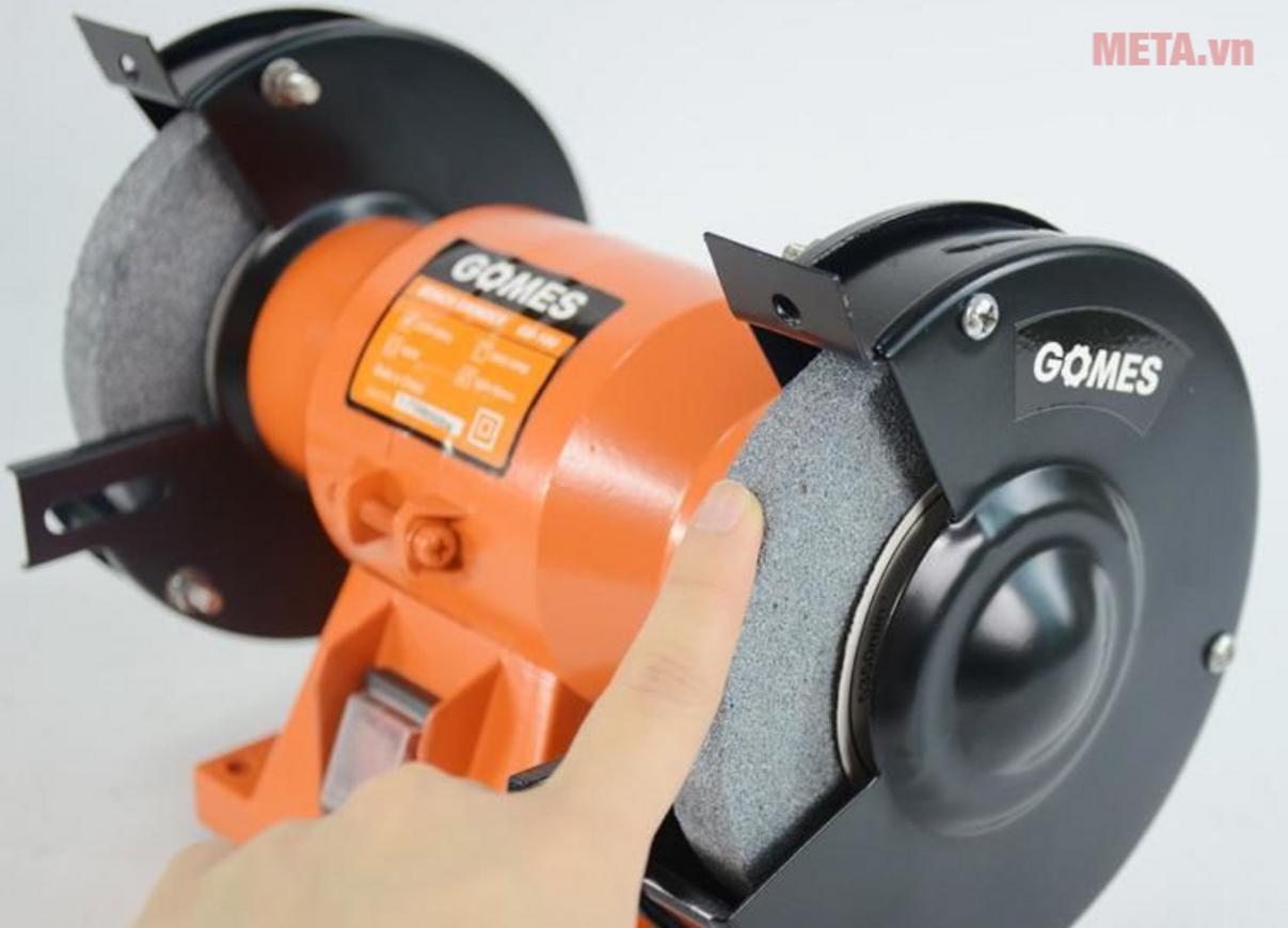 Kính bảo vệ mắt và thân máy đúc chắc chắn giúp yên tâm hơn khi vận hành.
