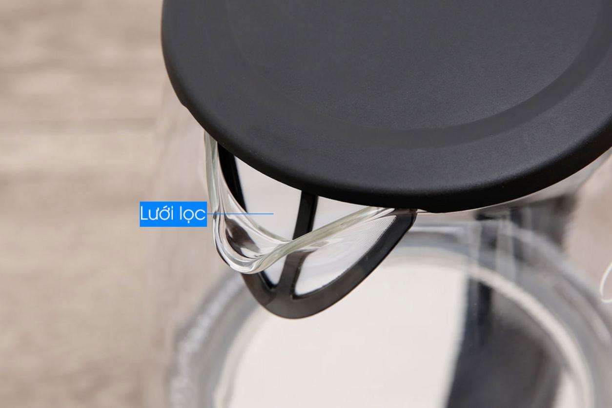 Đế xoay 360 độ và lưới lọc cặn tăng tính tiện dụng.