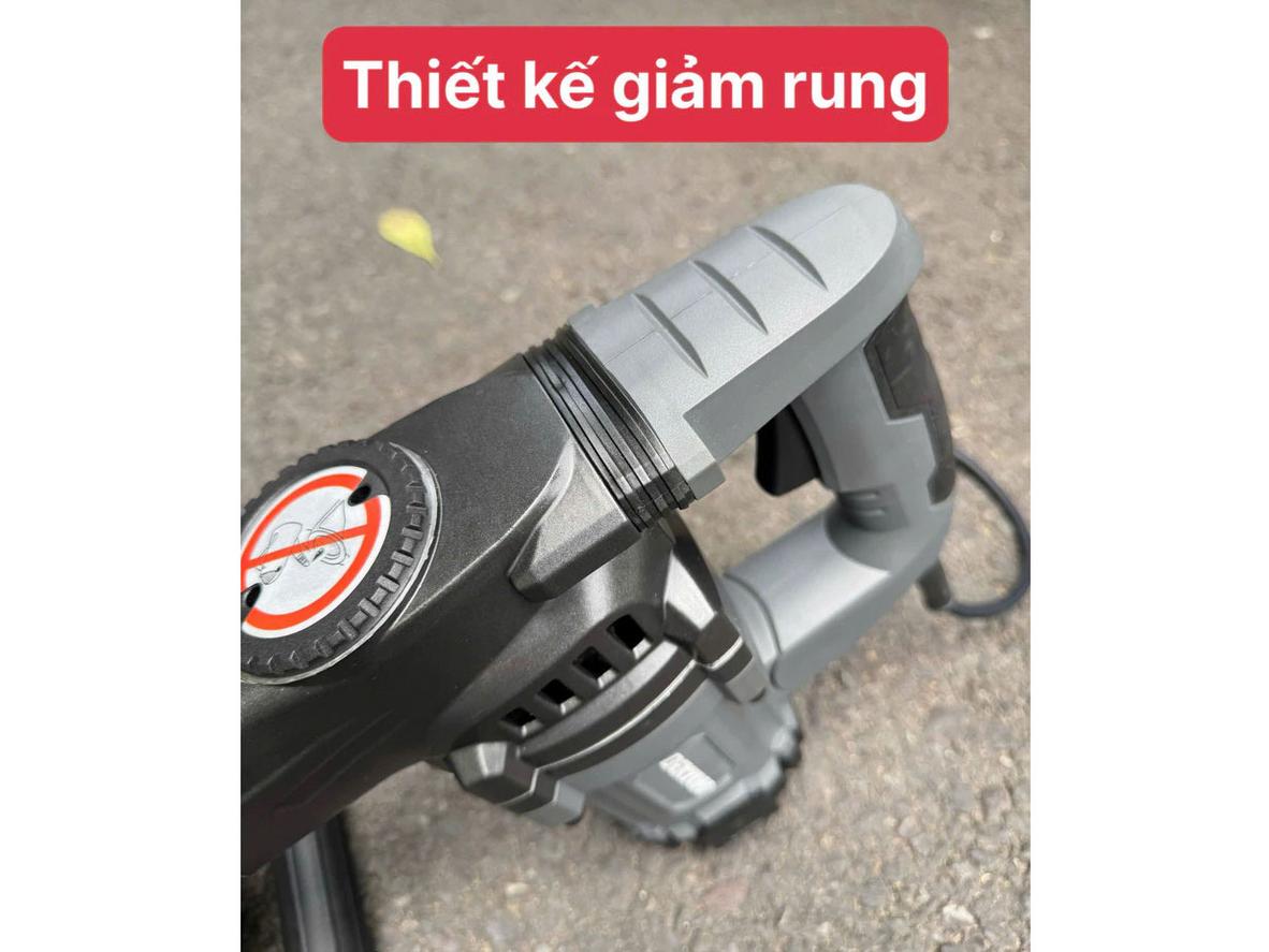 Mũi đục 17mm và tốc độ búa 3.800 lần/phút.
