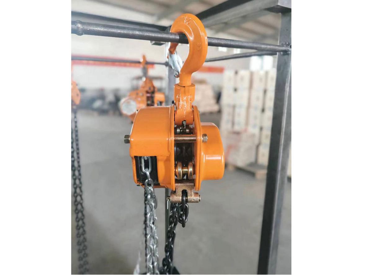 Khả năng nâng 2 tấn phù hợp cho kho bãi và công trình nhỏ.