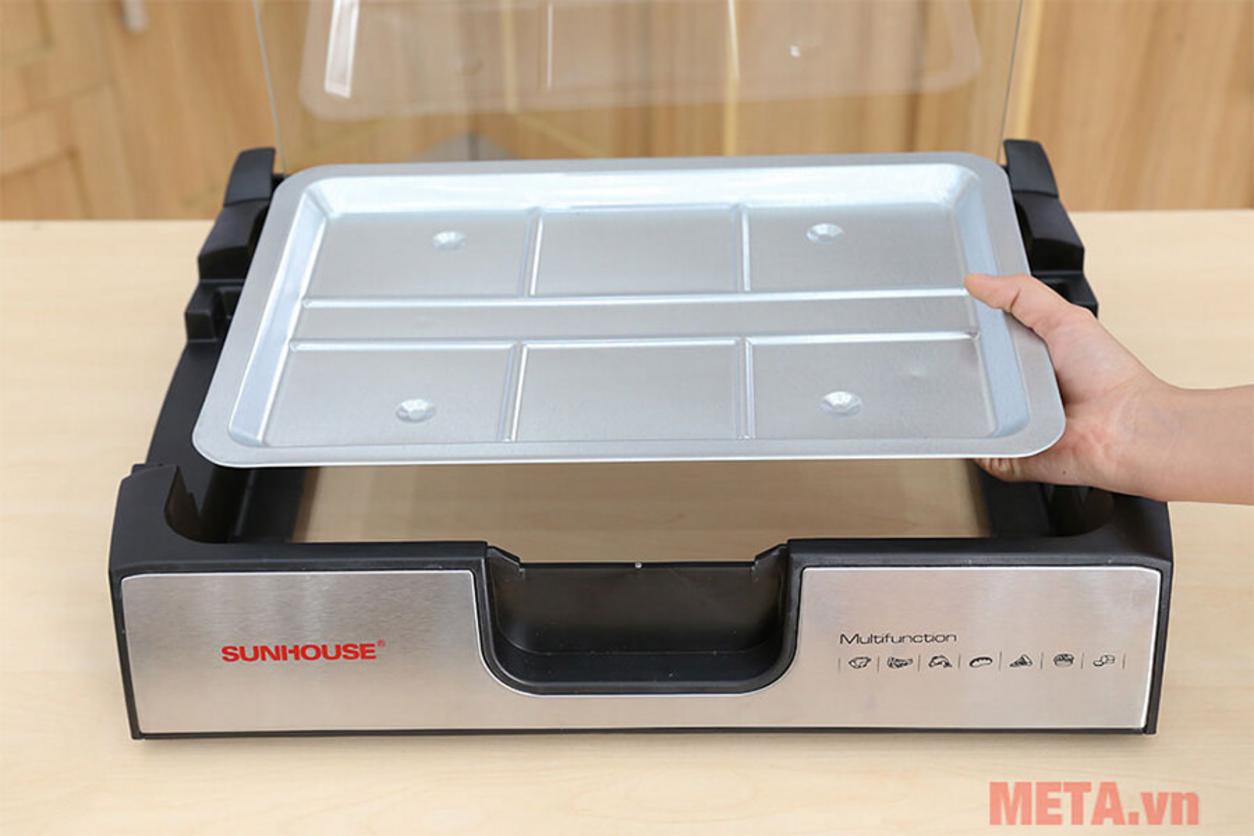 Nắp kính cường lực giúp quan sát món nướng và hạn chế bắn dầu mỡ.