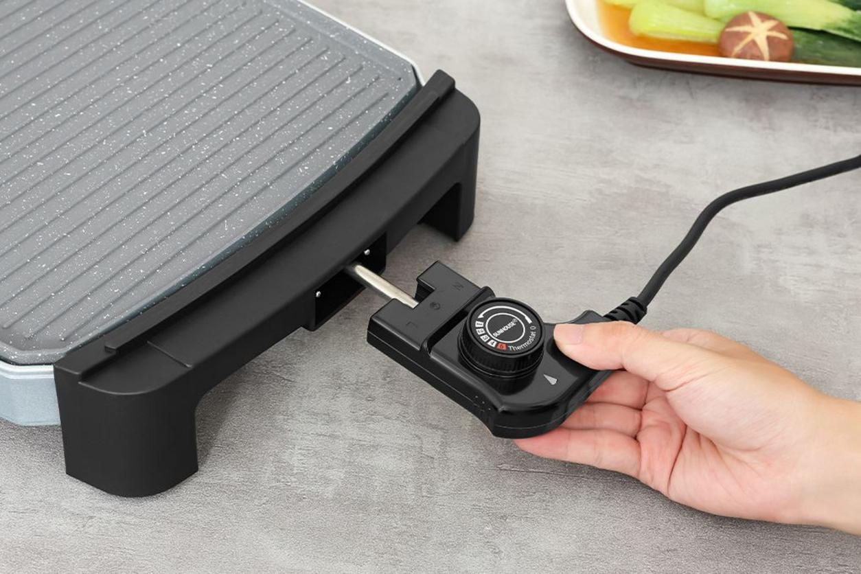 Công suất 1800W giúp làm nóng nhanh và nướng tiện hơn cho bữa ăn gia đình.