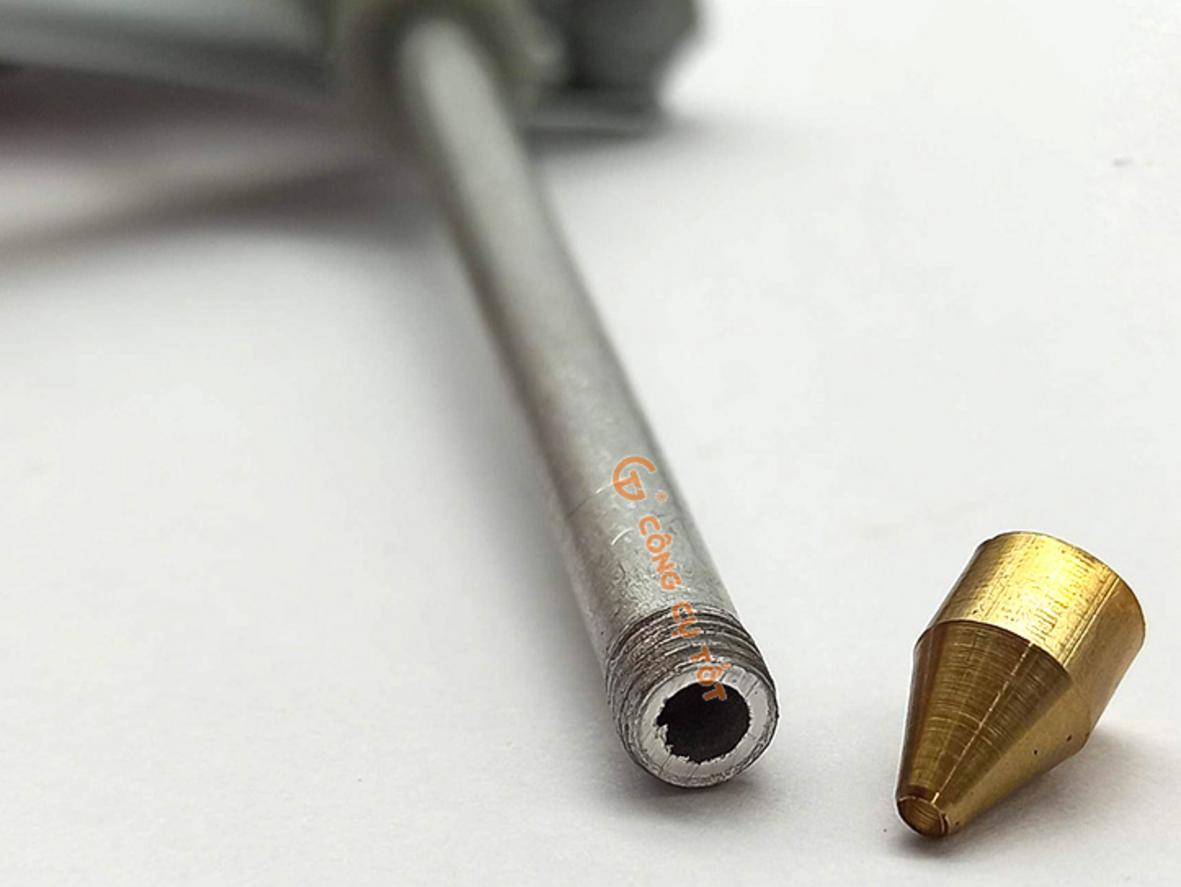 Ống cứng giúp tra dầu chính xác vào vị trí hẹp.
