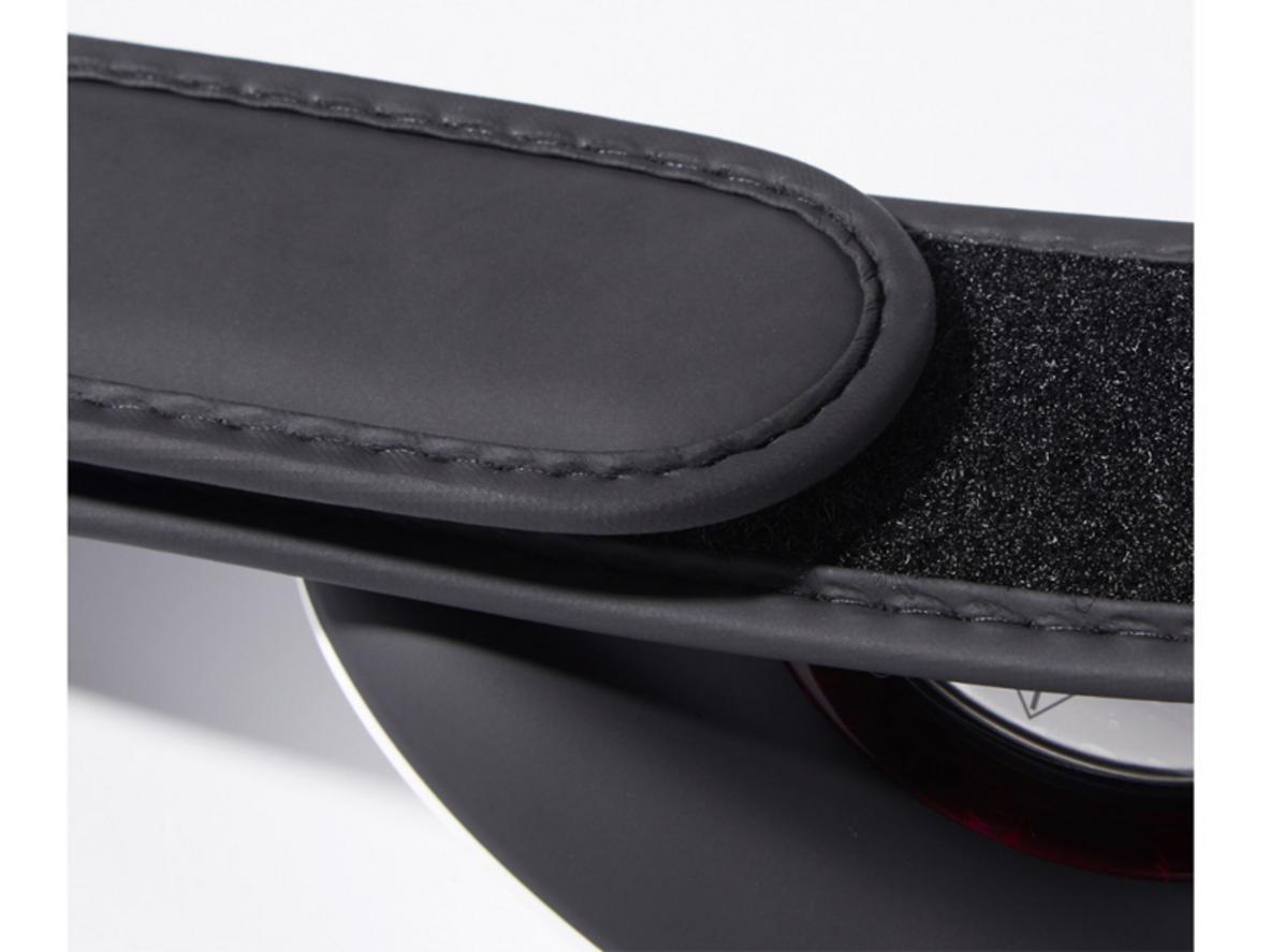 Pin sạc 2.000mAh và điều khiển từ xa không dây mang lại sự tiện lợi.