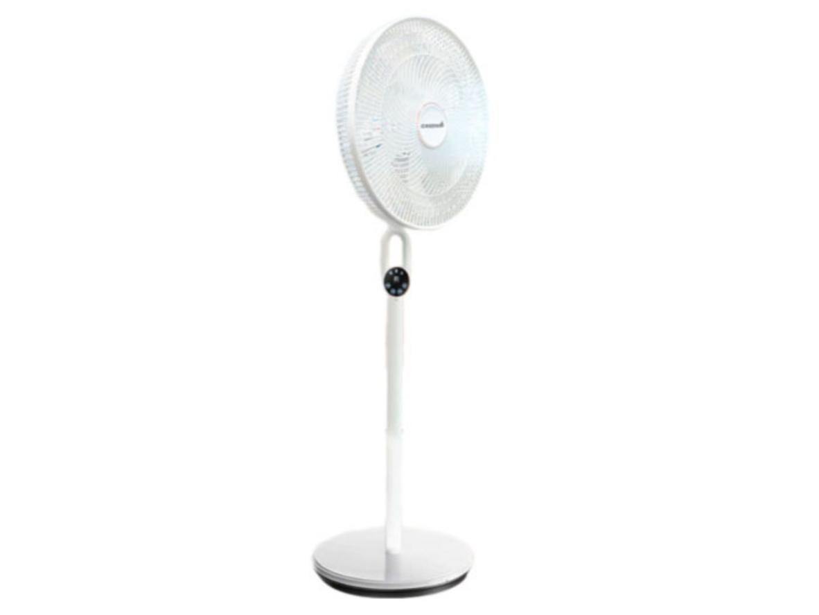 Công suất 40W và sải cánh 35cm cho luồng gió rộng, dễ chịu.