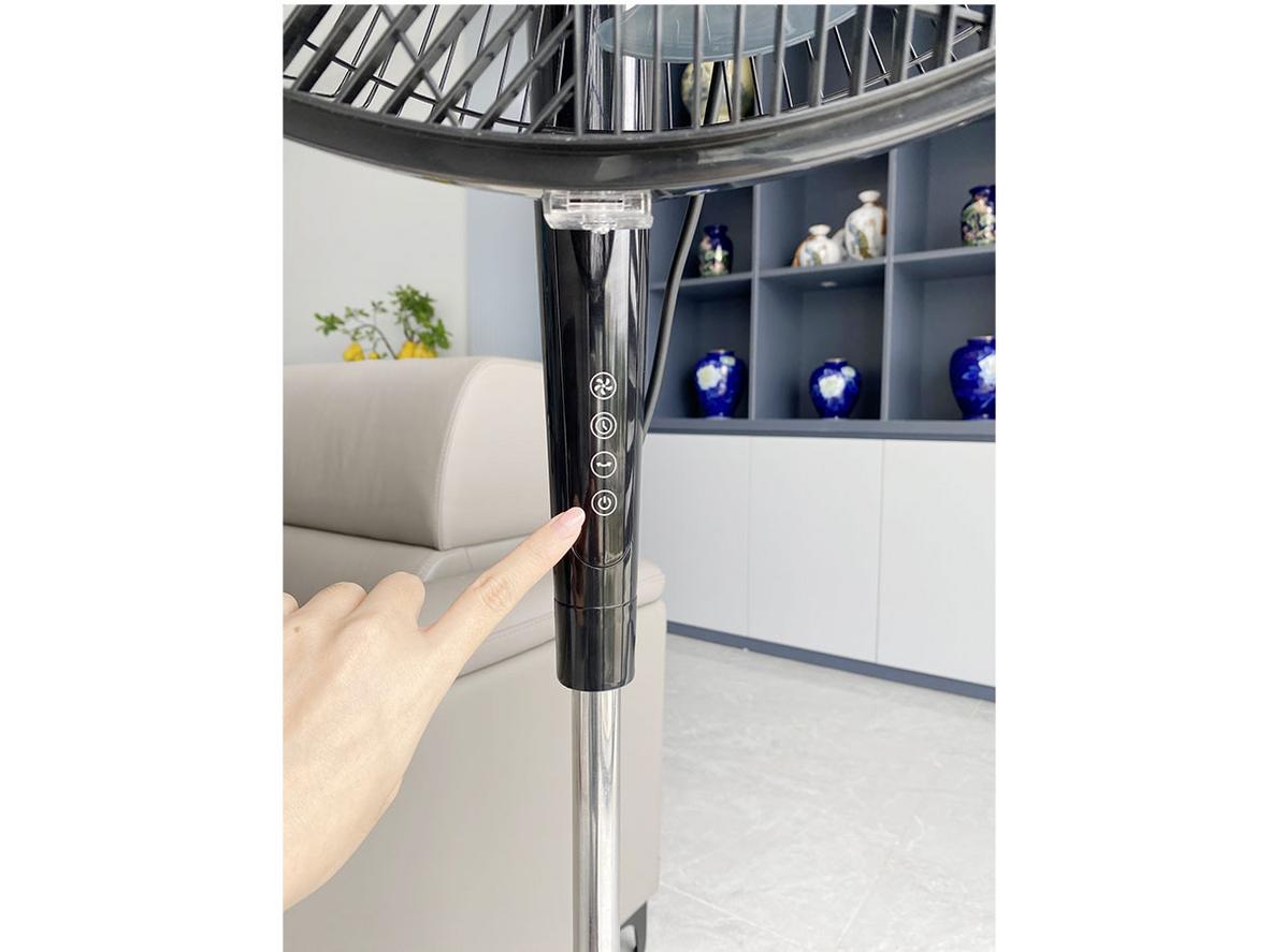 6 cánh quạt và lồng 50cm cho gió mạnh, đều hơn.