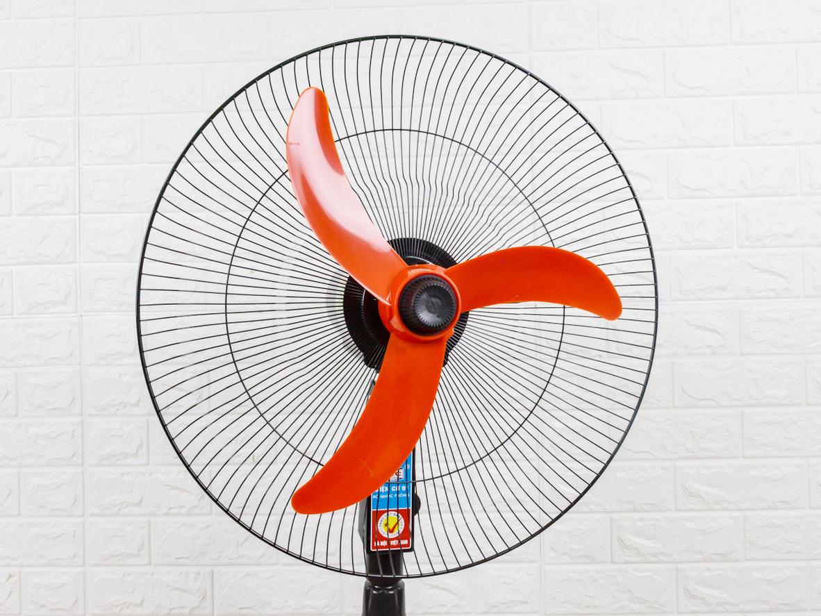 Cánh quạt lớn tạo gió mạnh và rộng