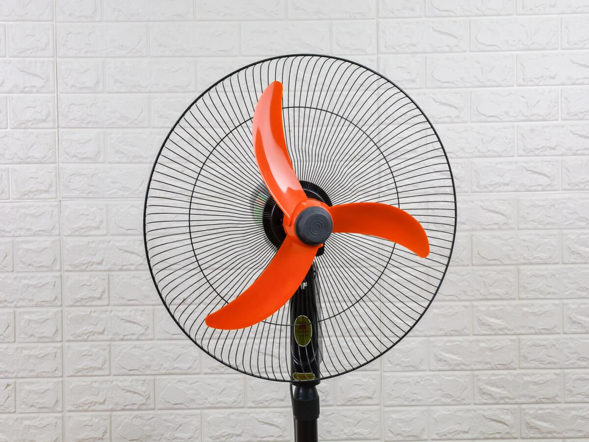 Sải cánh 45cm giúp quạt tạo luồng gió rộng và mát nhanh.