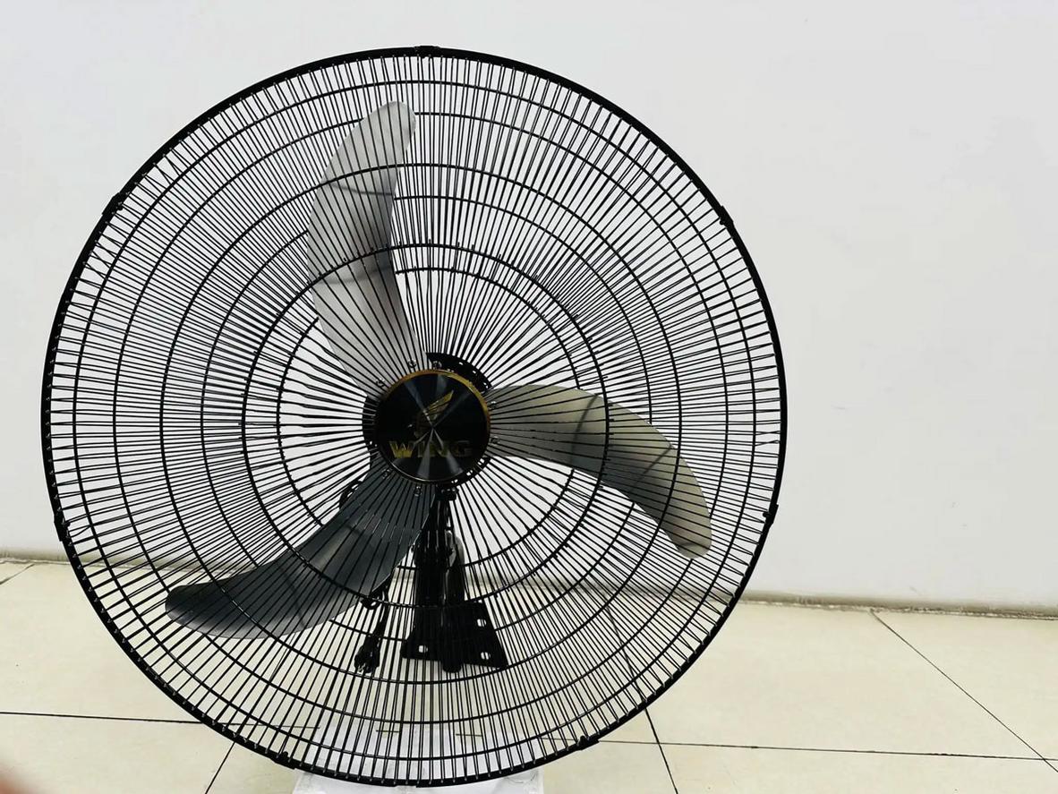 Sải cánh 650mm cho luồng gió mạnh và phủ rộng.