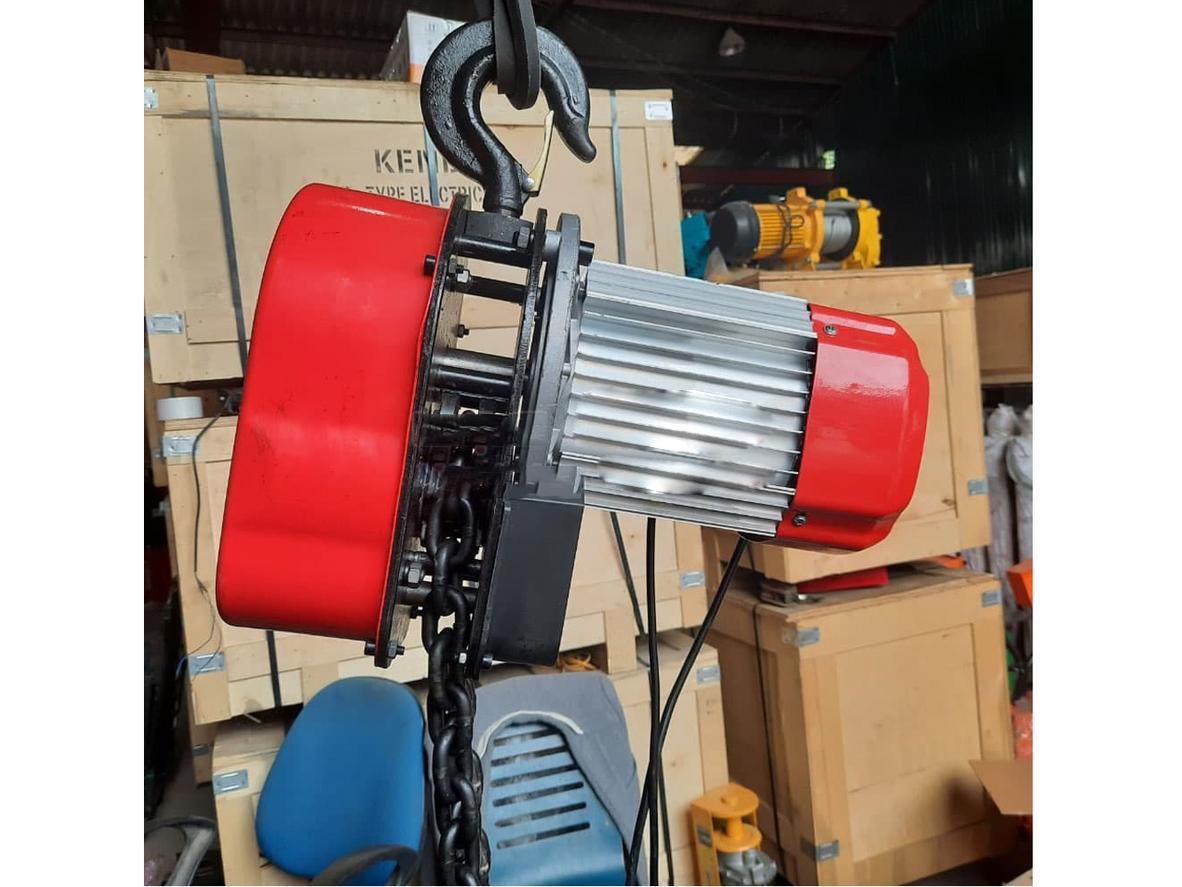 Tải 5 tấn cho nhu cầu nâng hàng nặng ổn định.