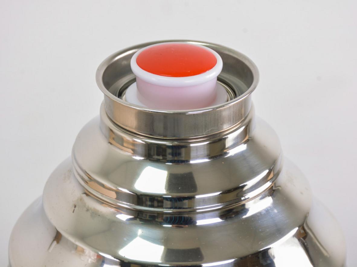 Thân inox bền đẹp, phù hợp đặt trong bếp hoặc phòng khách.