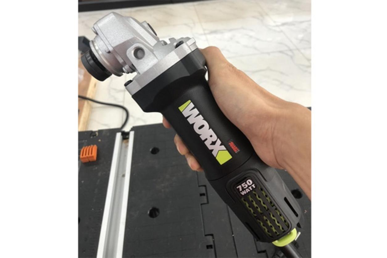 Thân máy nhỏ gọn giúp làm việc thoải mái trong không gian hẹp.