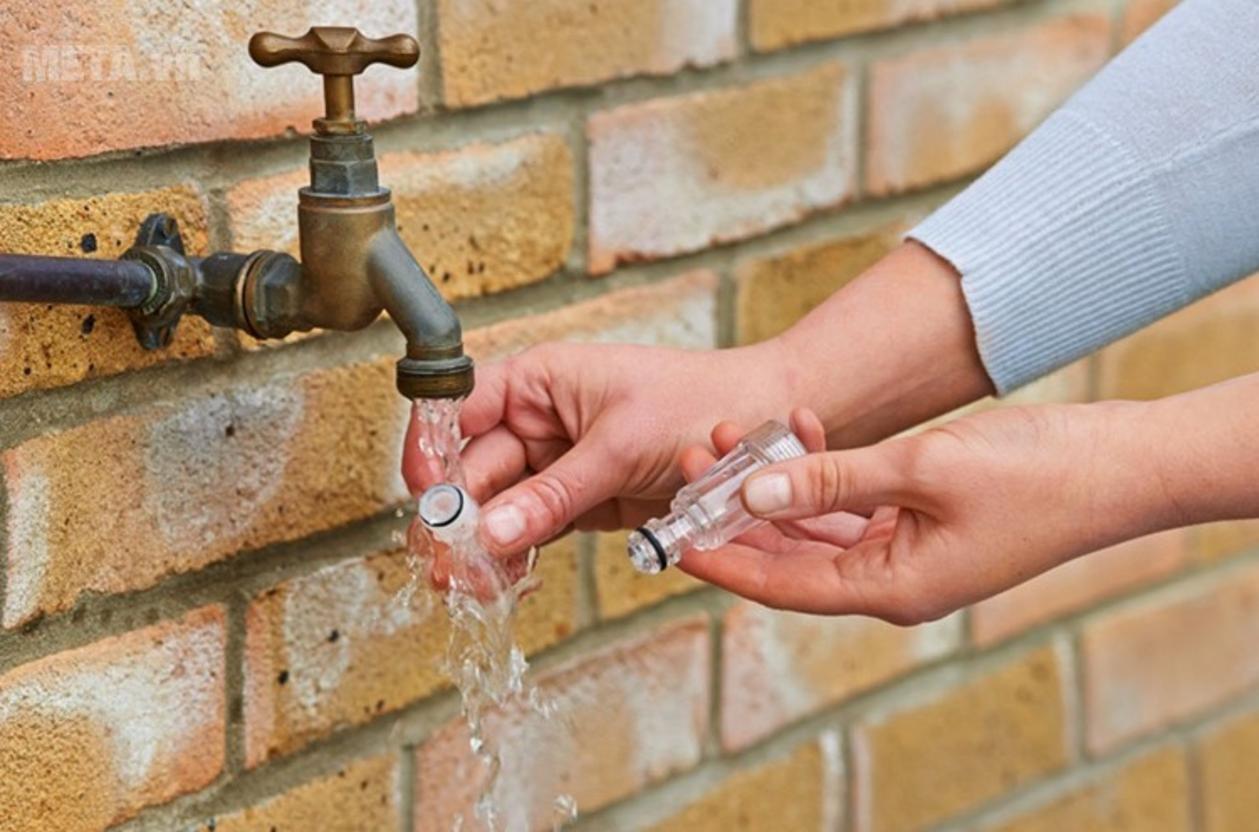 Thân trong suốt, dễ quan sát cặn bẩn