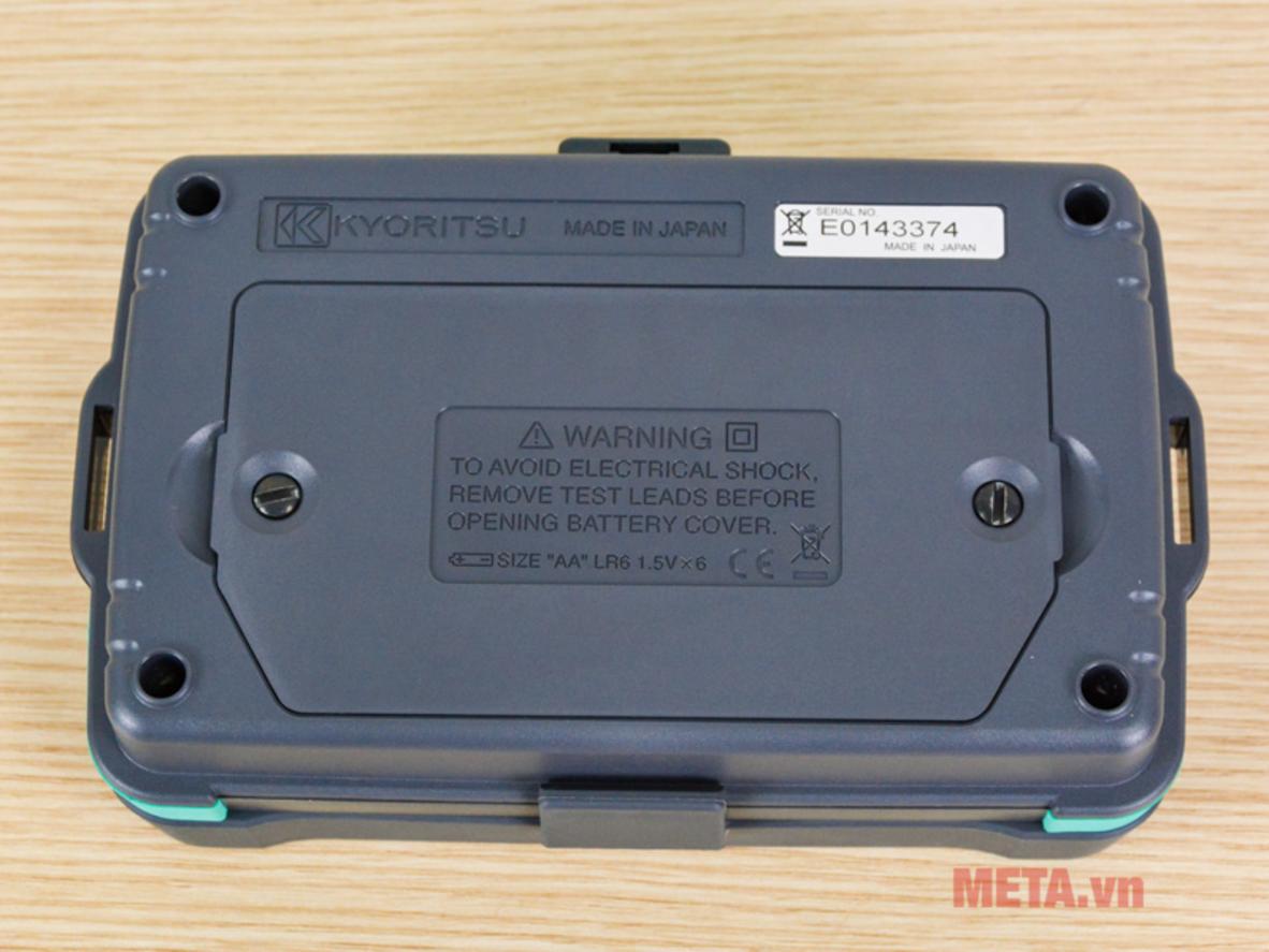Thiết kế gọn nhẹ, màn hình LCD và nguồn pin AA x6 phù hợp kỹ thuật viên hiện trường.','imagePrompt':'Portable product shot with carrying case, LCD display visible, and AA battery indicators for field-use convenience.