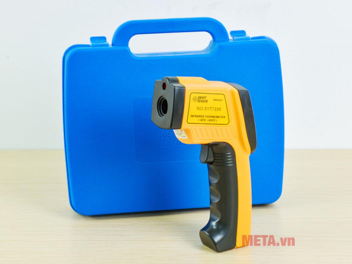 Tia laser và màn hình đèn nền giúp thao tác chính xác, dễ đọc.