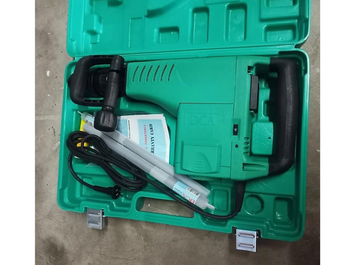 Trọng lượng 10.4 kg tạo cảm giác đầm tay và ổn định khi đục phá.