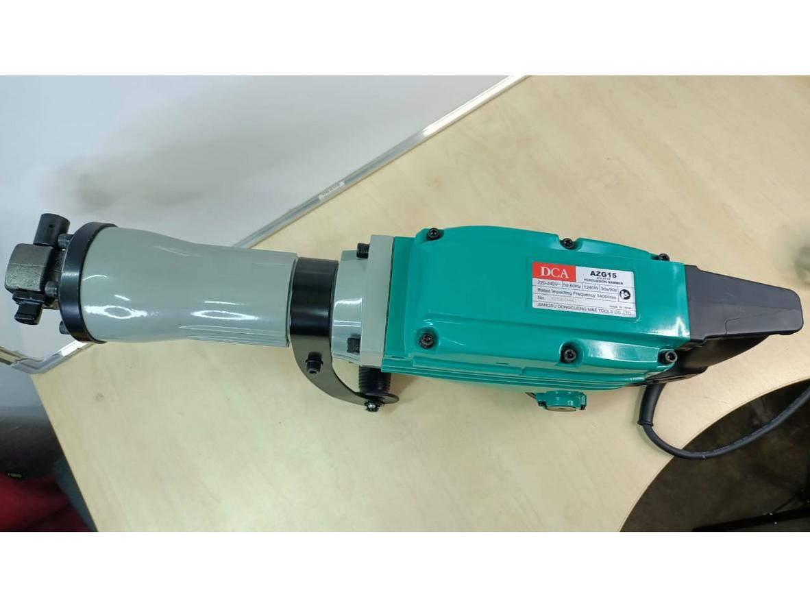 Trọng lượng 16kg giúp máy ổn định và chắc tay khi vận hành.