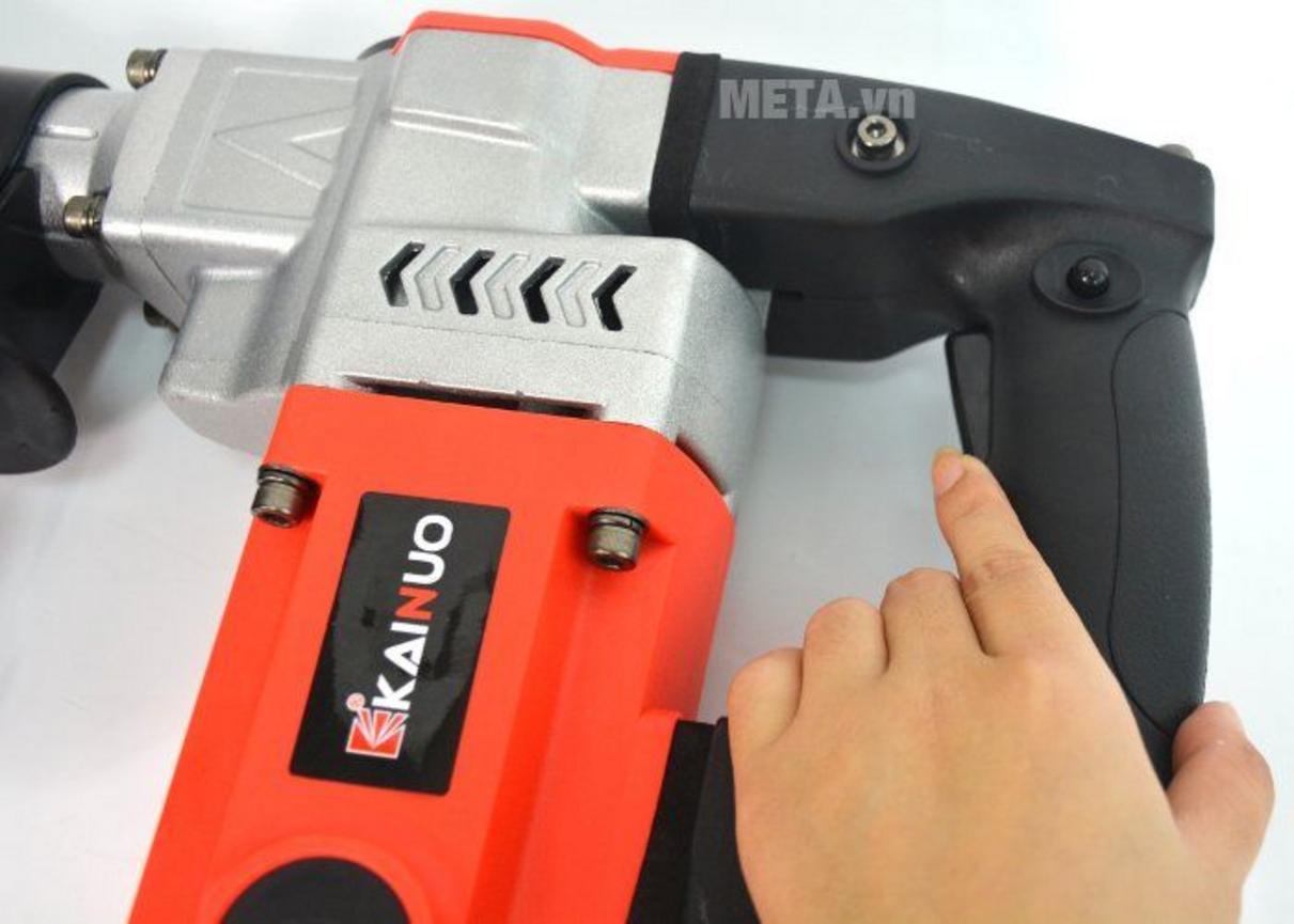 Thiết kế đầm tay với tay cầm phụ chống trượt giúp dễ kiểm soát hơn.