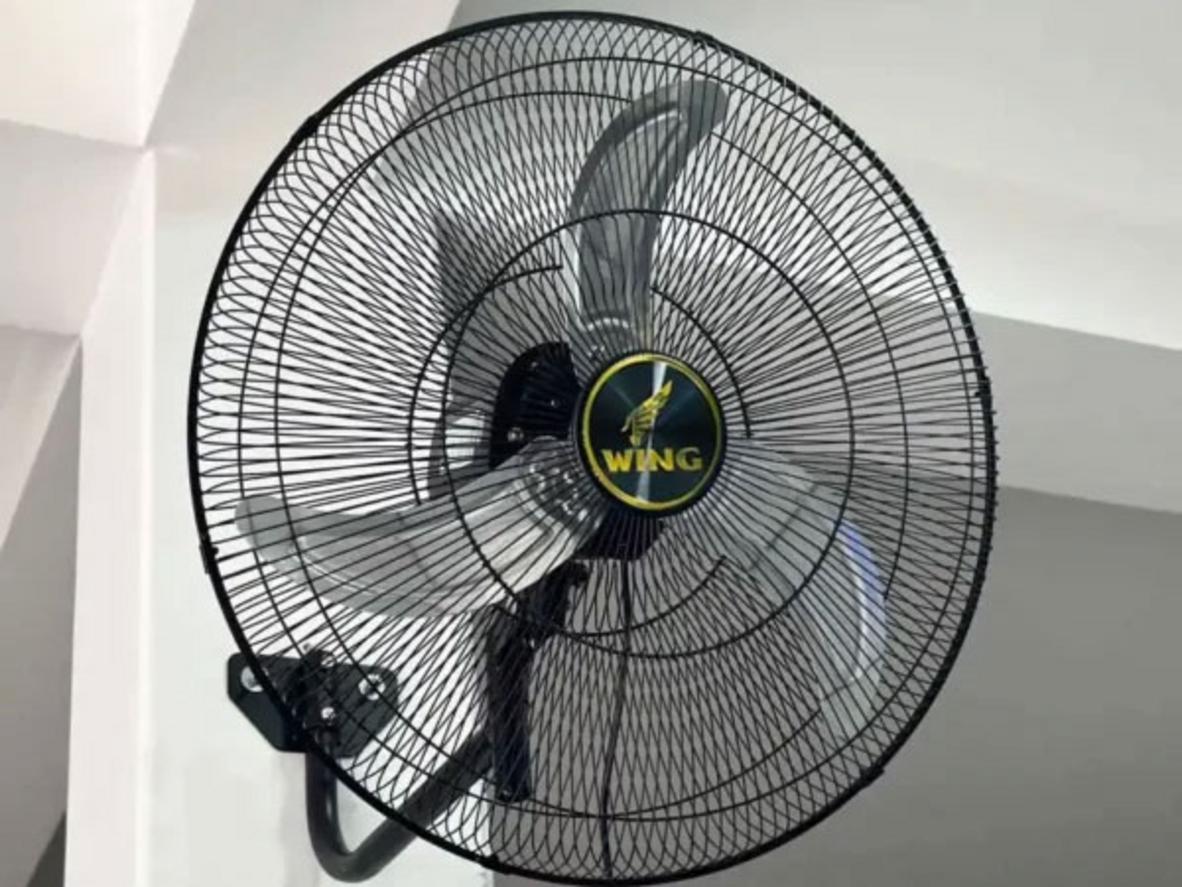 Treo tường gọn gàng, tiết kiệm diện tích, vận hành êm.