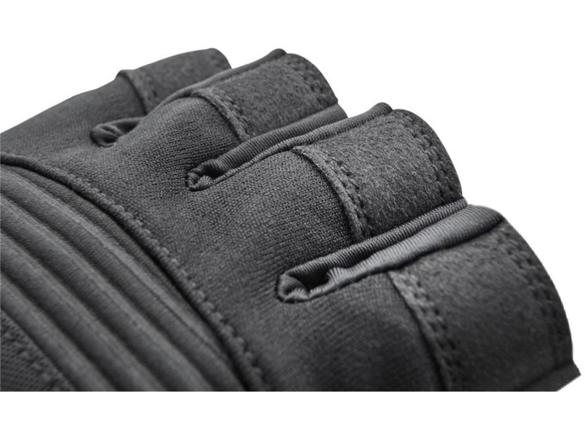 Velcro cổ tay giúp cố định và tăng độ chắc khi tập.
