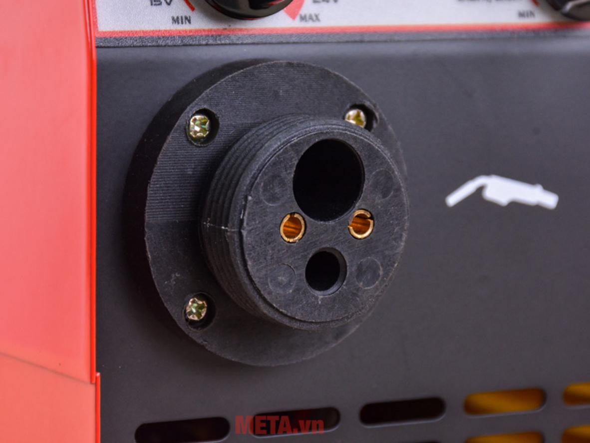 Nguồn 220V giúp máy dễ lắp đặt và dùng ngay trong gia đình hoặc xưởng nhỏ.