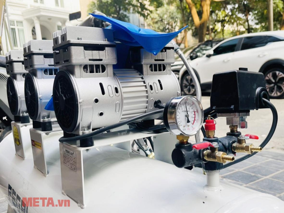 3 motor 3HP cho tốc độ nạp khí nhanh và ổn định.