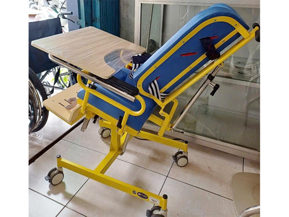4 bánh xe và tựa lưng ngả nhẹ hỗ trợ chăm sóc linh hoạt.