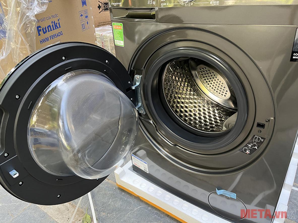 9.5kg và 1400 vòng/phút phù hợp cho gia đình 4–7 người.