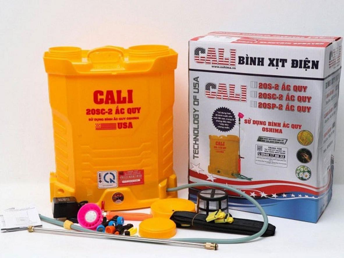Nguồn ắc quy 12V/8Ah giúp máy vận hành ổn định và nhàn hơn khi phun xịt.