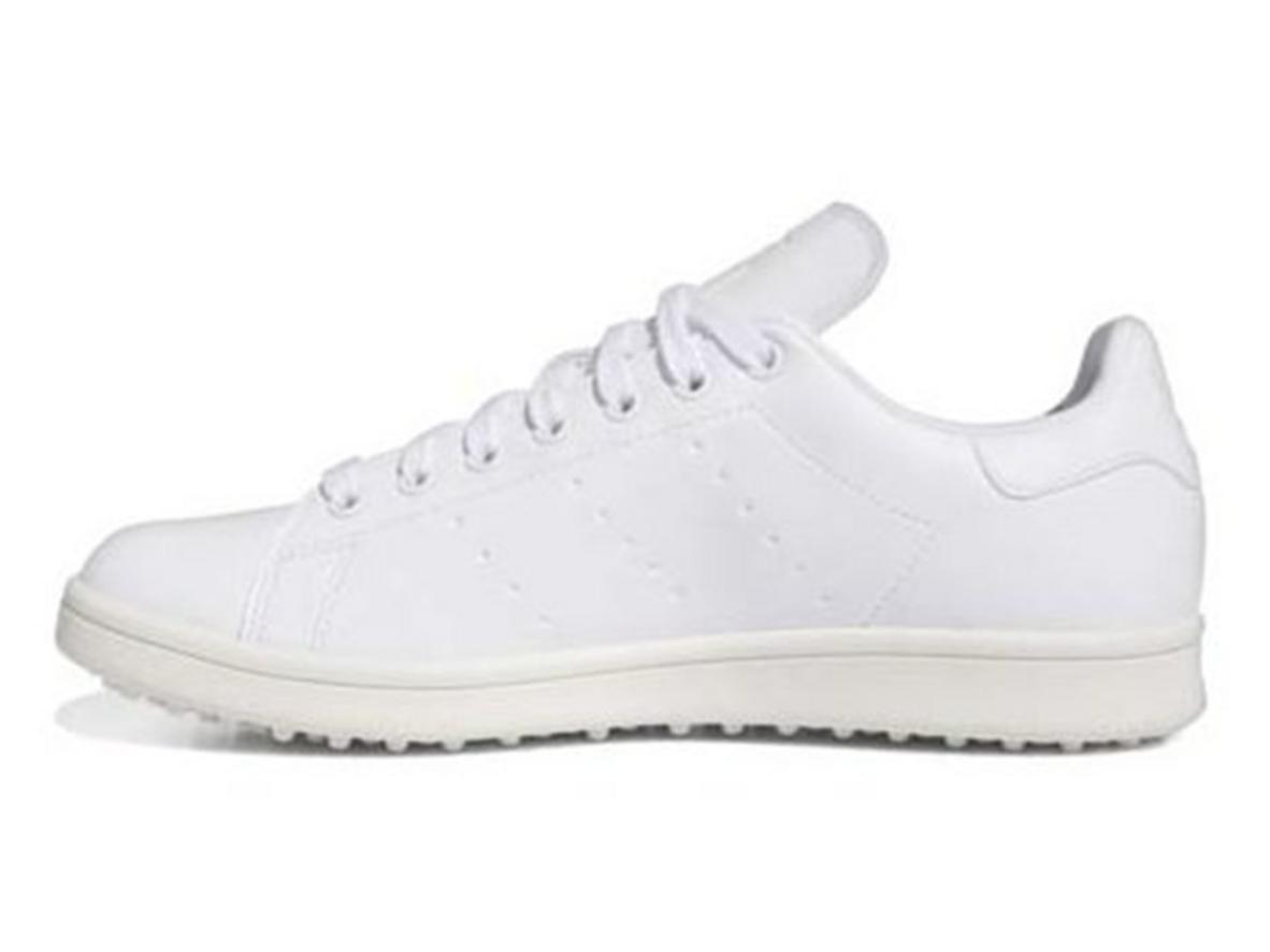 Đế Adiwear spikeless giúp giữ bám ổn định khi swing và linh hoạt khi di chuyển.