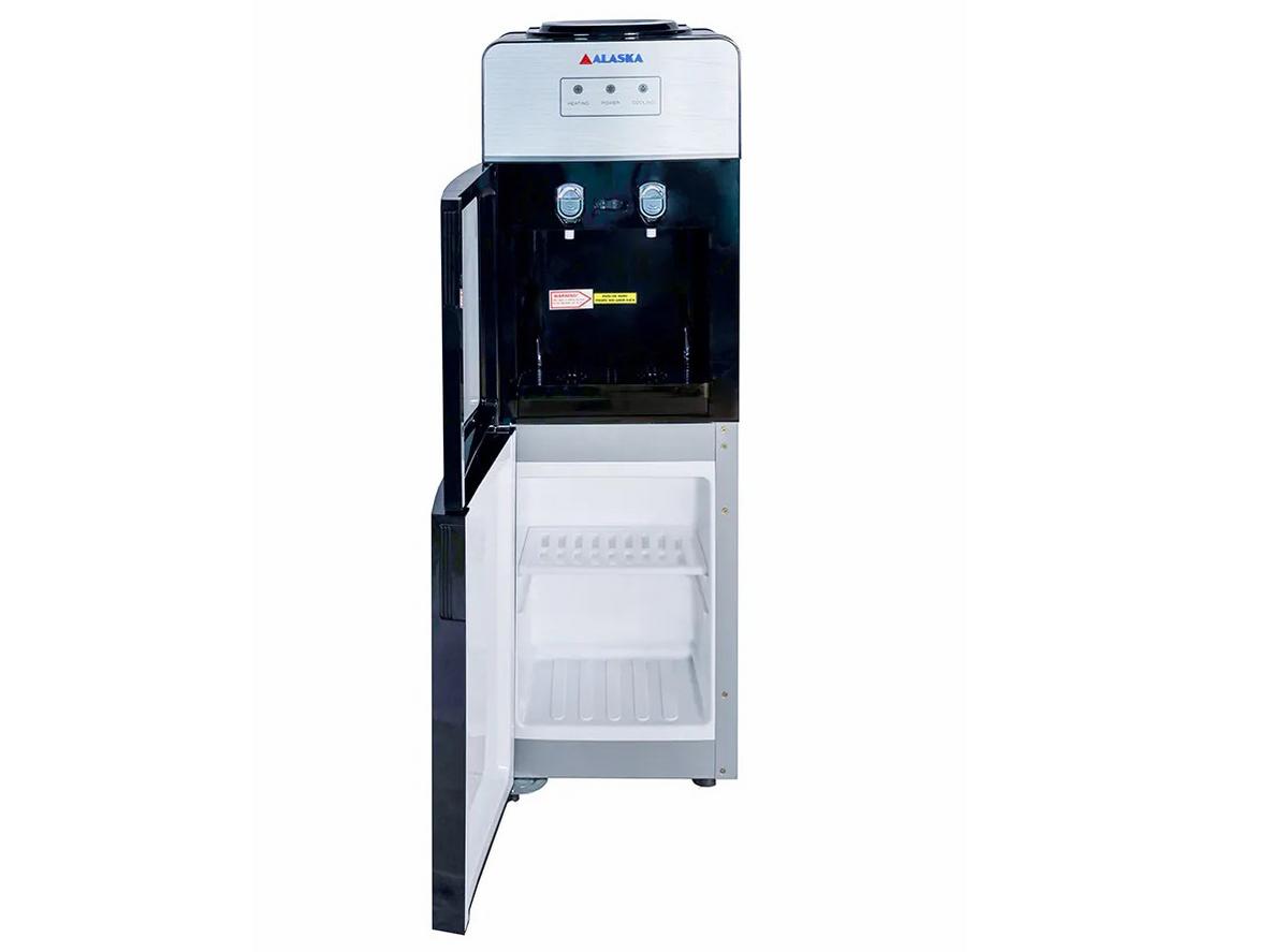 Thiết kế cửa đôi, 2 vòi và vật liệu bền là các điểm dễ nhận thấy trên Alaska R-90.