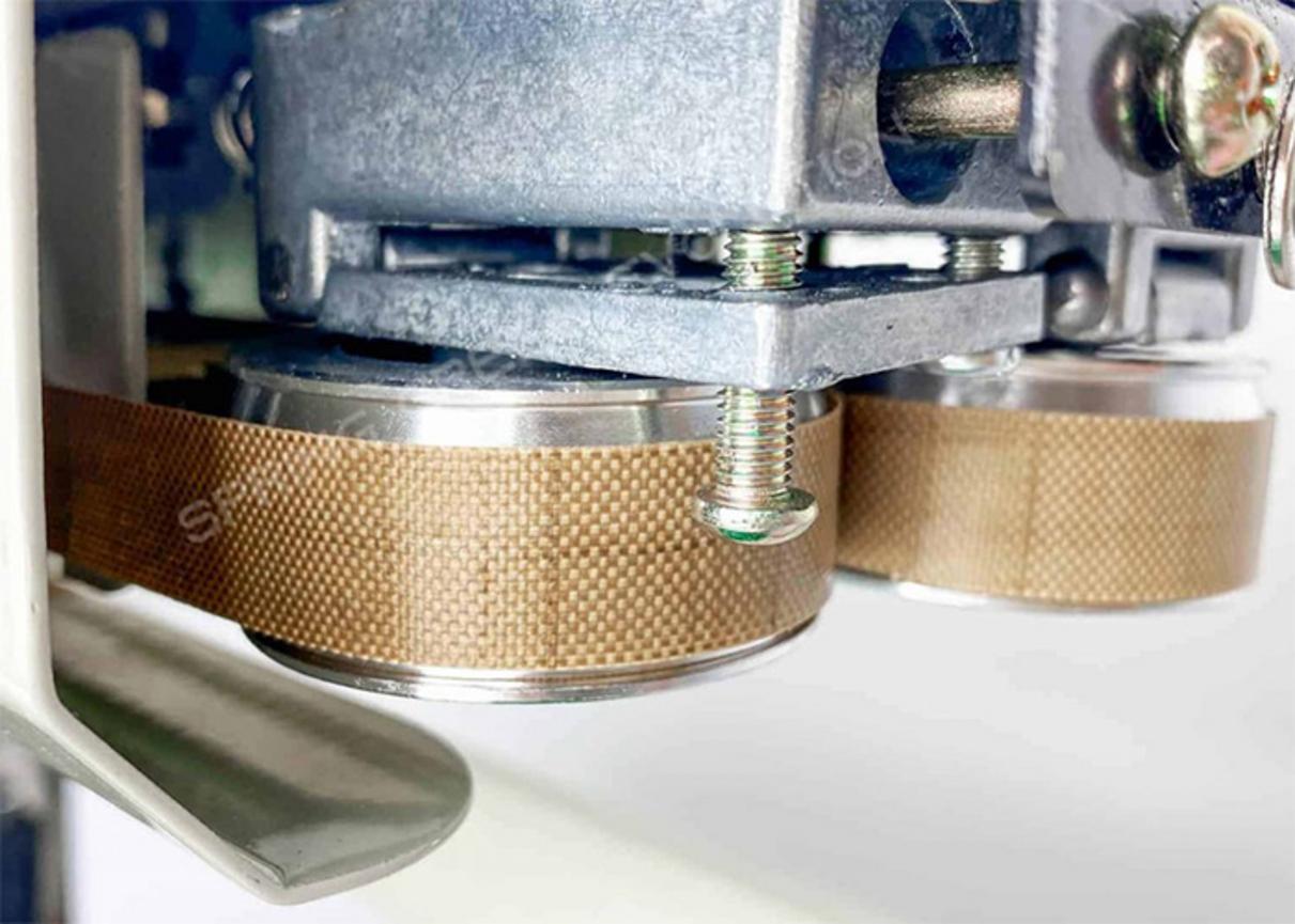 Thiết kế dạng đứng giúp AS02 giữ túi ổn định khi hàn sản phẩm dễ đổ hoặc dạng bột.