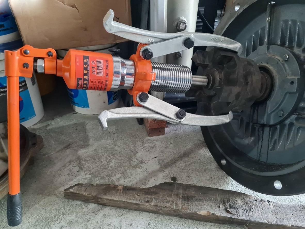 Thiết kế 3 chấu và xi lanh thủy lực tích hợp giúp AK-0614 tháo chi tiết lớn ổn định hơn.