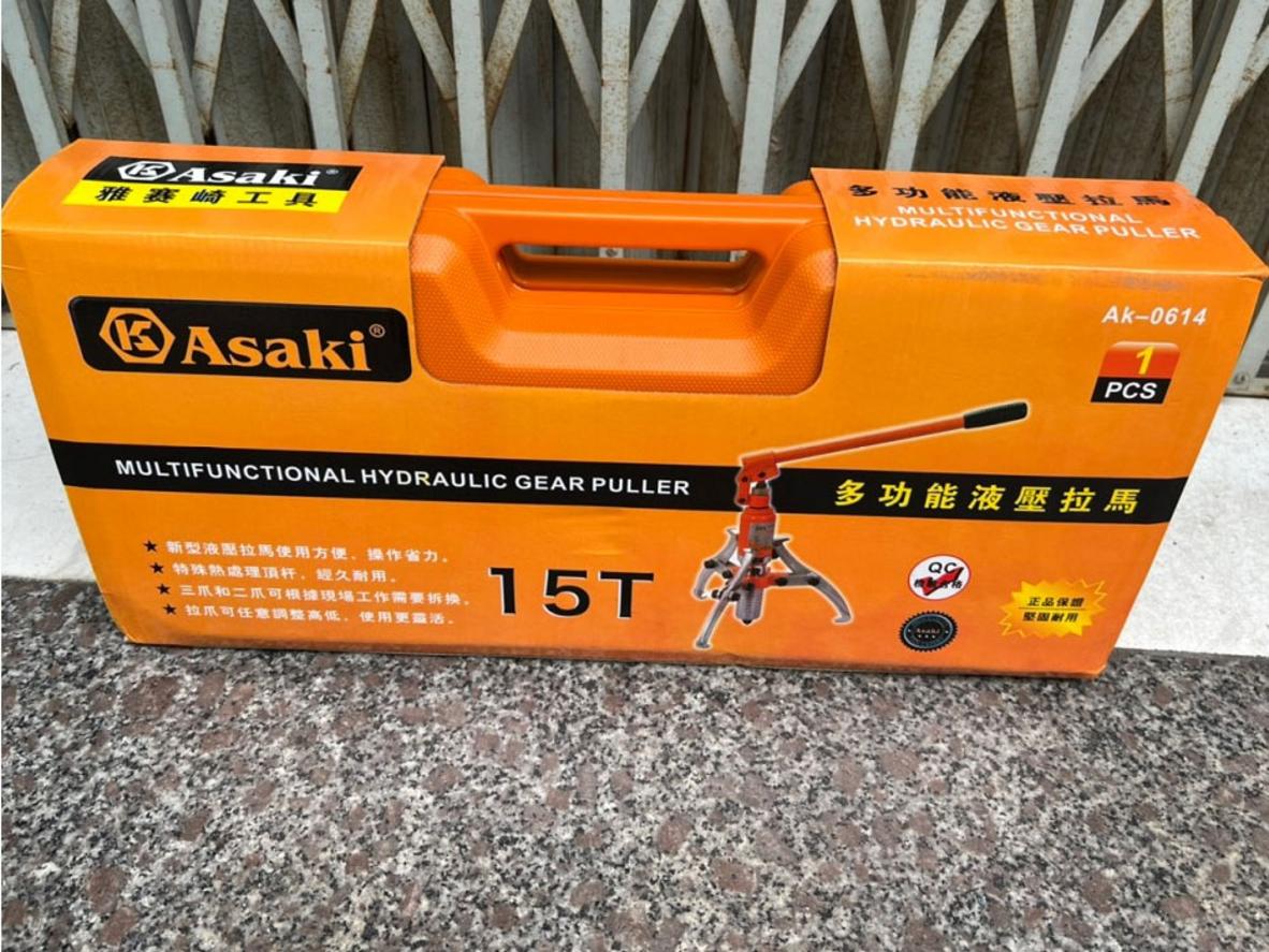 Thiết kế 3 chấu và xi lanh thủy lực tích hợp giúp AK-0614 tháo chi tiết lớn ổn định hơn.